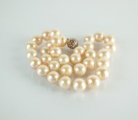 Lot 160 - A single strand freshwater cultured pearl...