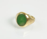 Lot 182 - A green stone set signet ring, the yellow...