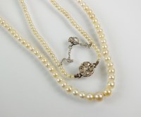 Lot 259 - A graduated untested pearl necklace, with old...