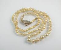 Lot 276 - A graduated untested pearl necklace,...