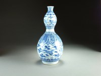 Lot 34 - A Chinese blue and white double gourd vase,...