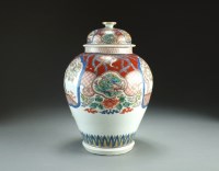 Lot 221 - A Japanese Kutani vase and cover, Edo/Meiji...
