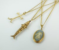 Lot 81 - A 9ct gold articulated fish pendant, suspended...