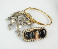 Lot 99 - An early 20th century seed pearl set horseshoe...