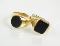 Lot 139 - An 18ct gold bloodstone set signet ring,...