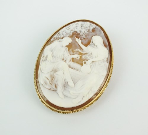 Lot 142 - An oval shell cameo brooch, depicting a...