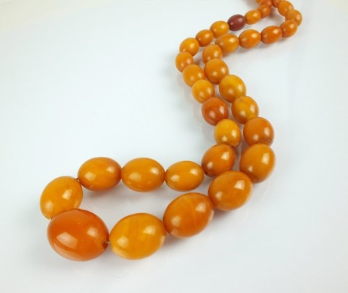 Lot 177 - A graduated amber bead necklace, comprising...