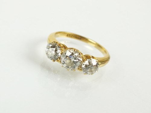 Lot 187 - A graduated three stone diamond ring, the...