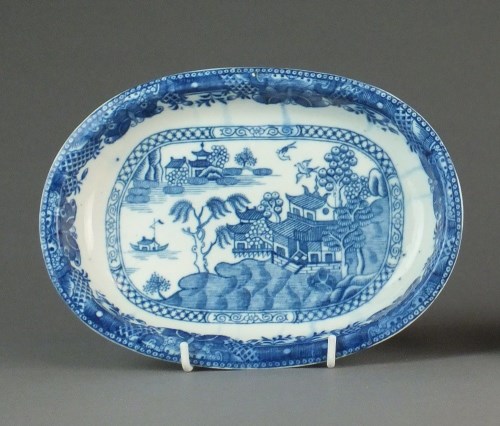 Lot 45 - An oval Caughley baking dish transfer-printed...