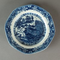 Lot 93 - A Caughley small dessert plate...