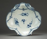 Lot 94 - A Caughley shell form dessert dish painted...