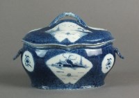 Lot 95 - A Caughley dessert tureen and cover with a...