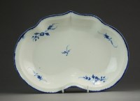 Lot 100 - A Caughley kidney shaped dessert dish painted...