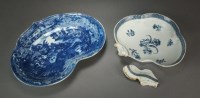 Lot 101 - A Caughley shell form dessert dish...