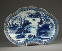 Lot 102 - A Caughley kidney shaped dessert dish, circa...