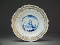 Lot 105 - A Caughley dessert plate with a blue painted...