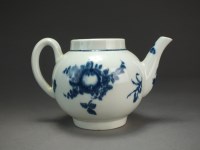 Lot 224 - A Caughley teapot transfer-printed with the...