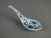 Lot 284 - A rare Caughley rice spoon painted with the...