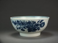 Lot 291 - A Caughley bowl transfer-printed with the...