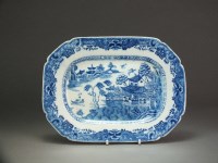 Lot 295 - A Caughley dish or stand transfer-printed in...