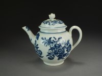 Lot 24 - A Caughley porcelain teapot and cover transfer-...