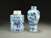 Lot 104 - A Chinese blue and white tea caddy, 19th...