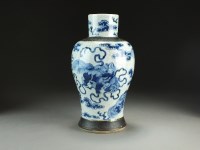 Lot 105 - A Chinese blue and white guan type vase,...