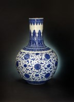 Lot 117 - A large and impressive Chinese blue and white...