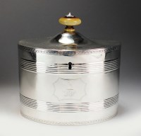 Lot 114 - A George III silver tea caddy, Henry Chawner,...