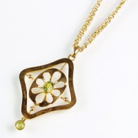 Lot 189 - An early 20th century peridot set pendant,...