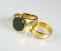 Lot 247 - An 18ct gold bloodstone signet ring, size O,...