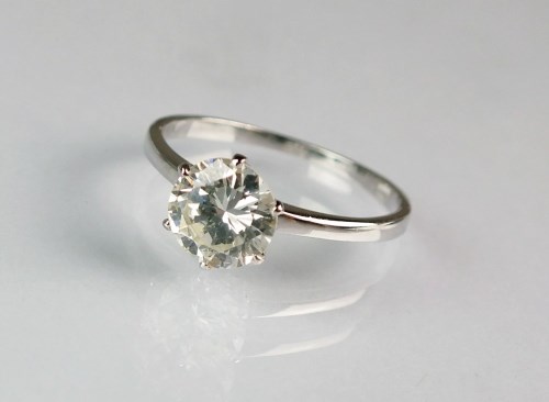 Lot 284 - A single stone diamond ring, the brilliant cut...