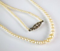 Lot 294 - A graduated untested pearl necklace, with...
