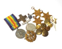 Lot 650 - An assorted collection of militaria, to...