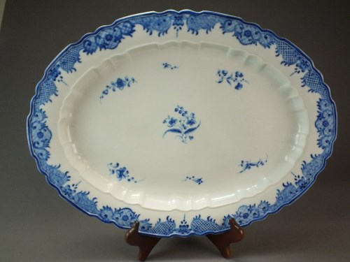 Lot 3 - A Caughley meat dish painted in the Salopian...