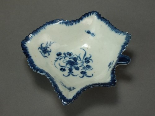 Lot 9 - A very rare small Caughley pickle leaf dish...