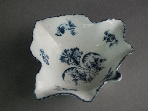 Lot 10 - A Caughley pickle leaf dish painted with the...