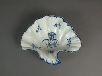 Lot 92 - A Caughley moulded shell form dish painted...