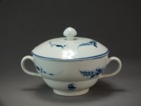 Lot 94 - A Caughley circular tureen and cover painted...