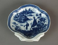 Lot 146 - A Caughley shell form dessert dish...