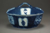 Lot 167 - A Caughley tureen and cover, circa 1780-85,...