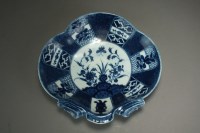 Lot 178 - A Caughley powder blue shell form dessert dish...