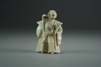 Lot 494 - A Japanese ivory netsuke of a Samurai, Meiji...