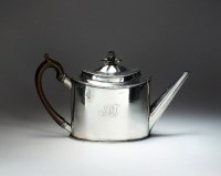 Lot 28 - A George III silver teapot, T.S., London 1791,...