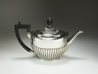 Lot 85 - An Edwardian silver teapot, makers mark rubbed,...