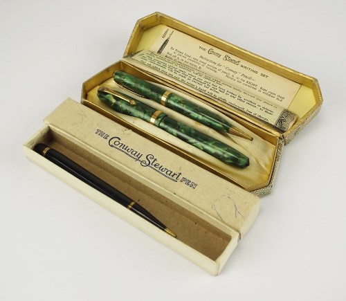 Lot 138 - The Conway Stewart writing set, comprising;...