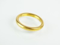 Lot 160 - A 22ct yellow gold plain polished wedding band,...