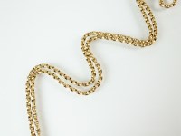 Lot 246 - A yellow metal faceted link chain, with bolt...