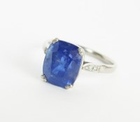 Lot 298 - An Art Deco single stone sapphire ring, the...