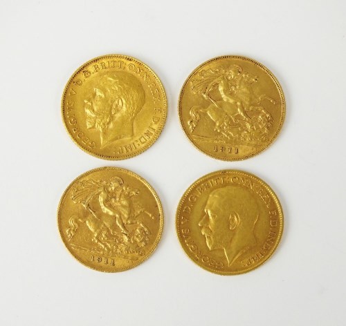 Lot 672 - Four George V half sovereigns, dated 1911 x 2...